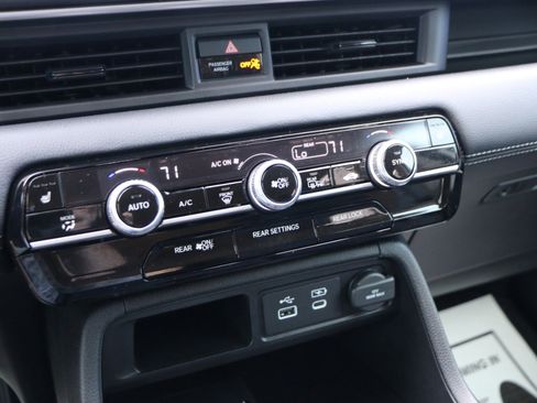 Used 2025 Honda Pilot Touring image 24