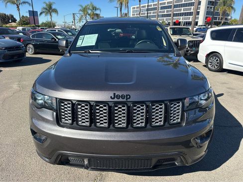 Used 2021 Jeep Grand Cherokee Laredo X image 2