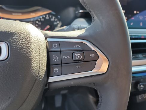 Used 2023 Jeep Compass Limited image 28