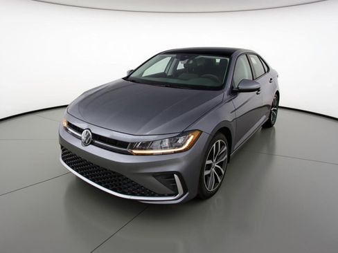 Used 2025 Volkswagen Jetta SE FWD image 3