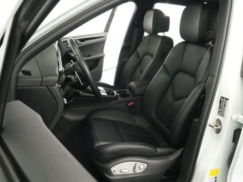 Used 2023 Porsche Macan AWD/4WD image 30