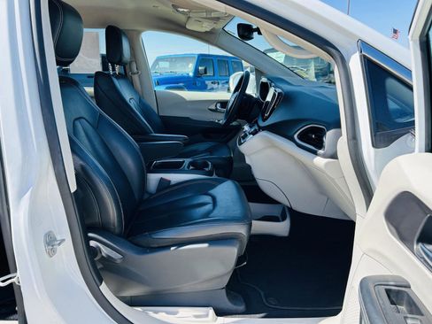 Used 2022 Chrysler Pacifica Touring-L FWD image 32
