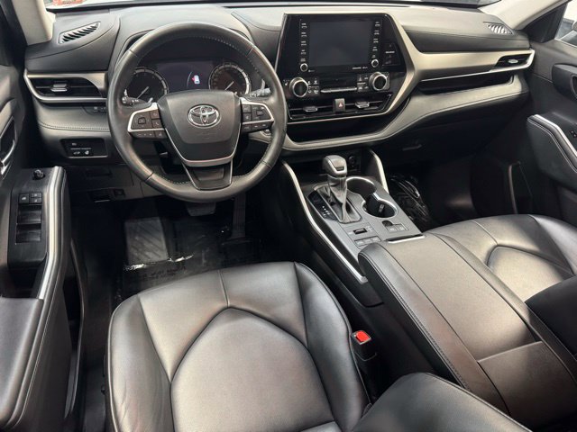 Used 2022 Toyota Highlander XLE AWD/4WD image 7