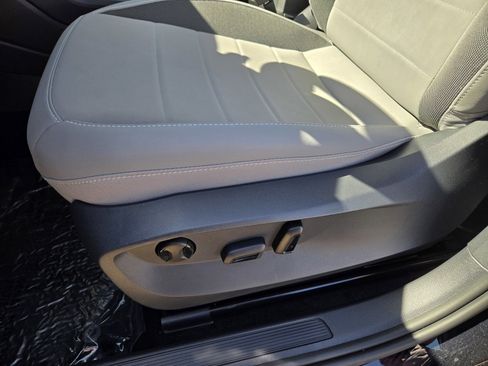 Used 2024 Volkswagen Taos SE w/ Panoramic Sunroof Package image 13