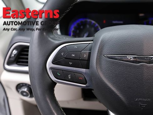 Used 2024 Chrysler Pacifica Touring-L FWD image 15