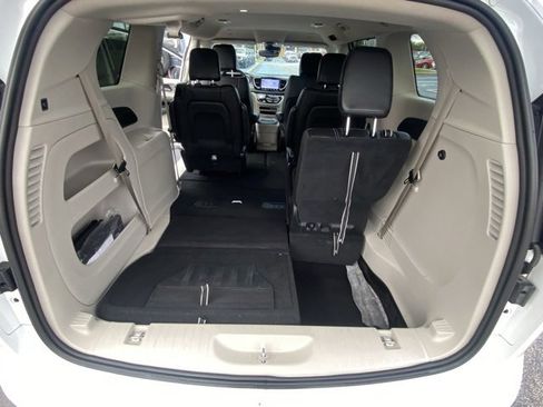 Used 2023 Chrysler Pacifica Touring-L image 25