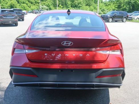 Used 2024 Hyundai Elantra SEL FWD image 10