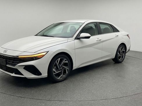 Used 2025 Hyundai Elantra SEL image 3