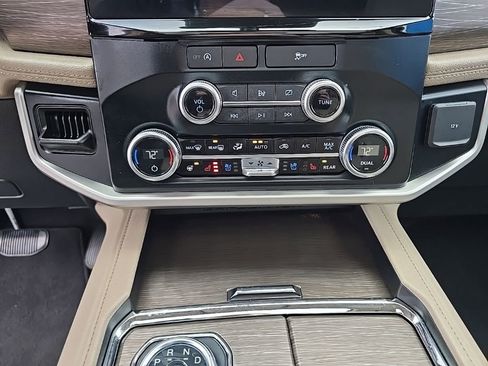 Used 2024 Ford Expedition Limited image 13