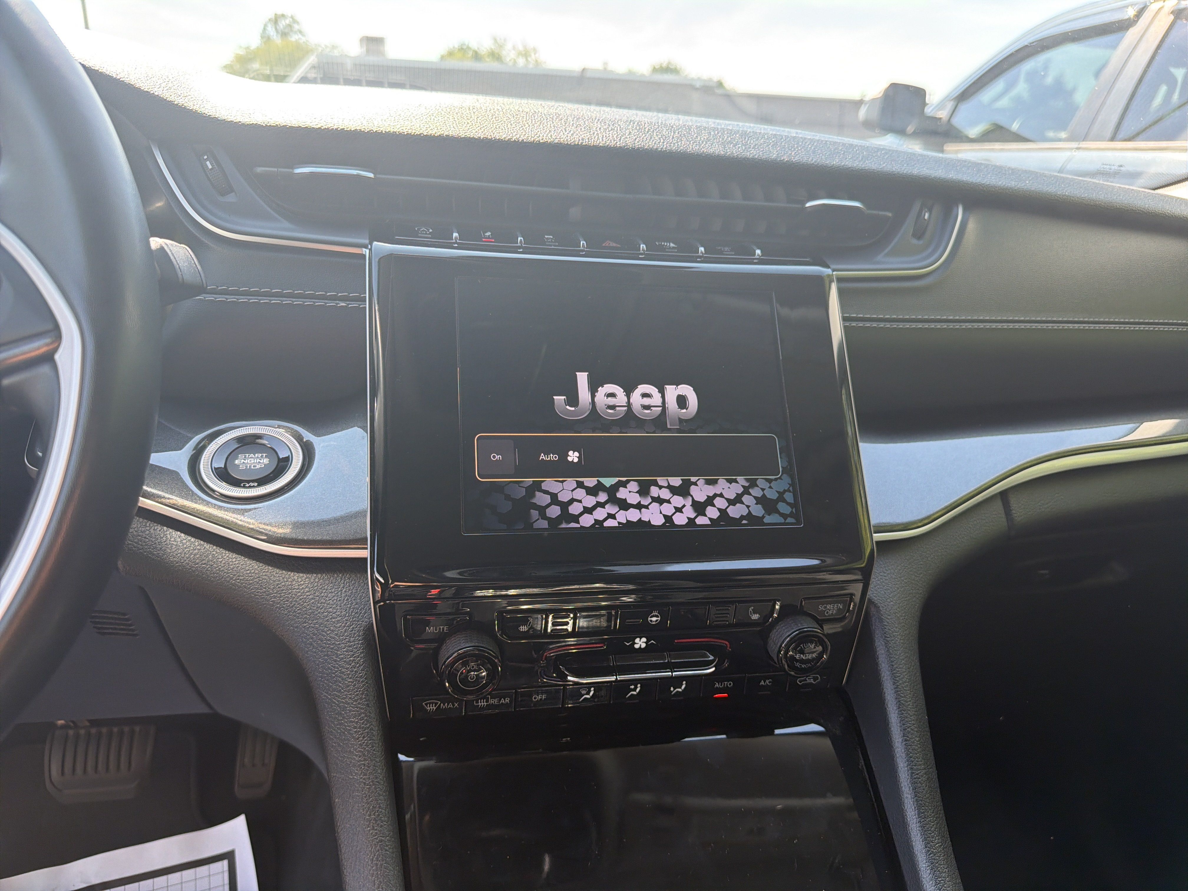 Used 2022 Jeep Grand Cherokee Laredo w/ Luxury Tech Group I AWD/4WD image 17