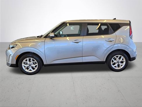 Used 2025 Kia Soul LX w/ LX Technology Package FWD image 11