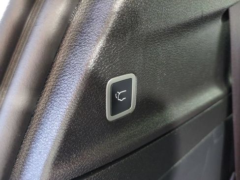 Used 2021 Chrysler Pacifica Touring-L w/ Uconnect Theater Family Group FWD image 15
