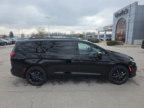 New 2026 Chrysler Pacifica Select image 6