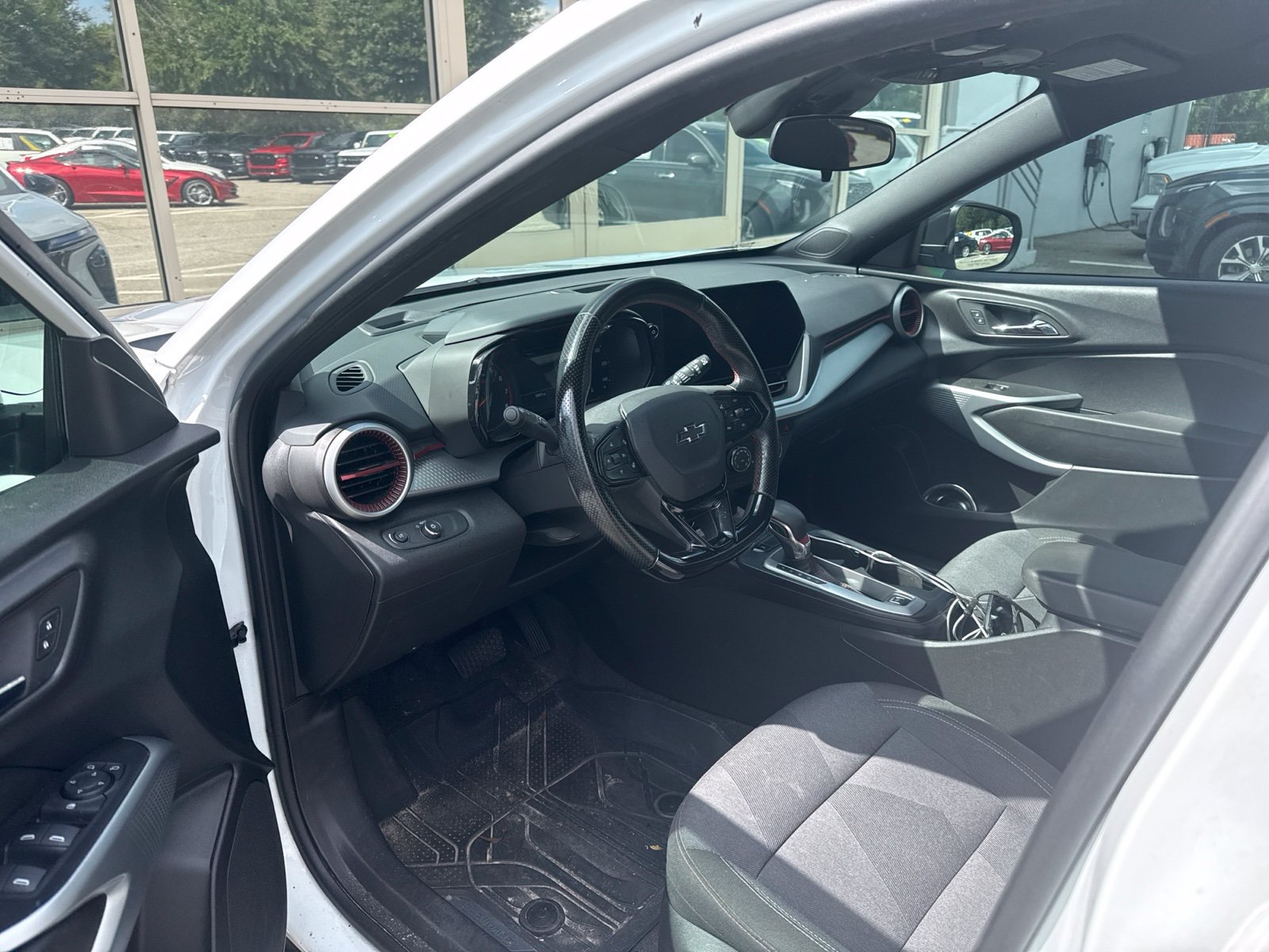 Used 2024 Chevrolet Trax RS FWD image 2