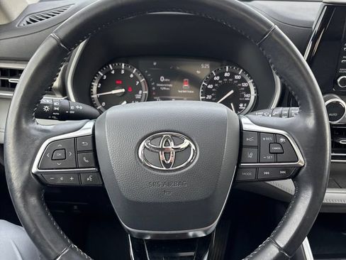 Used 2021 Toyota Highlander XLE AWD/4WD image 29