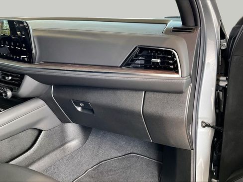 Used 2026 Chevrolet Suburban LT RWD image 20