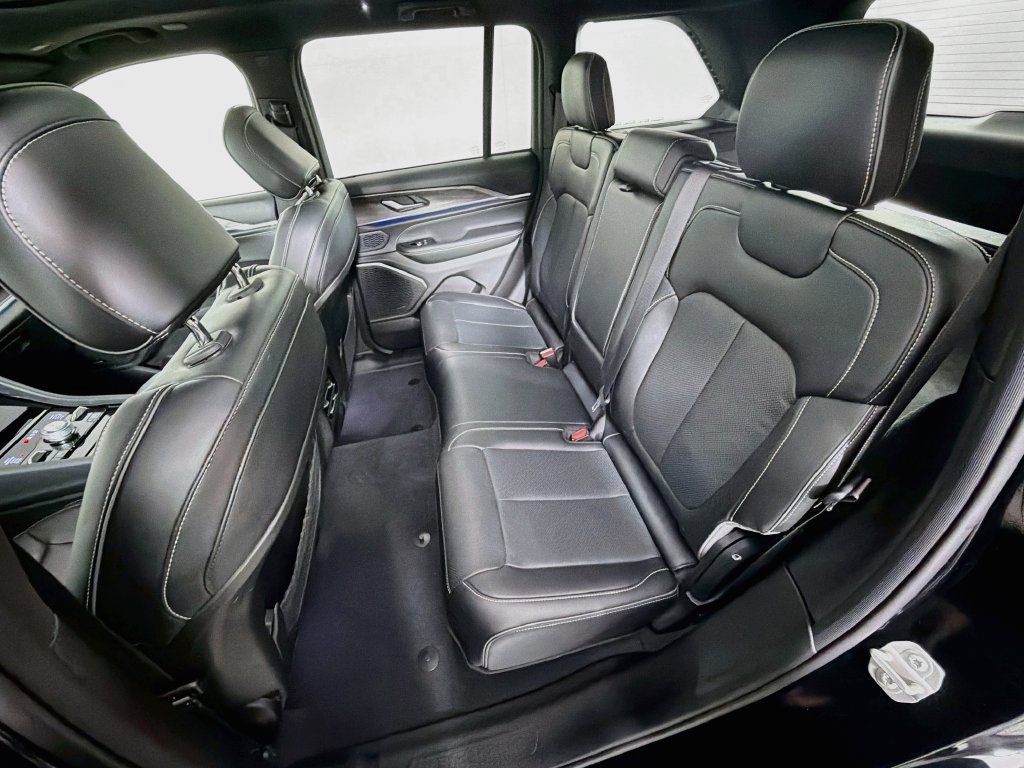 Used 2023 Jeep Grand Cherokee Overland AWD/4WD image 26