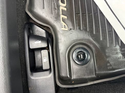 Used 2020 Toyota Corolla XLE FWD image 17