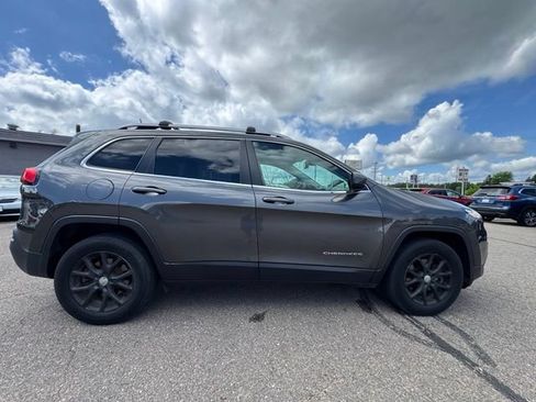 Used 2017 Jeep Cherokee Latitude w/ Cold Weather Group AWD/4WD image 8