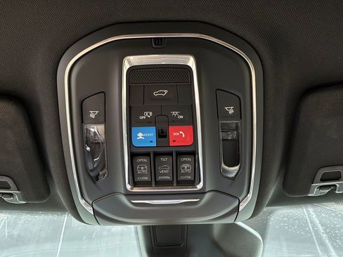 Used 2025 Jeep Grand Cherokee Limited RWD image 18