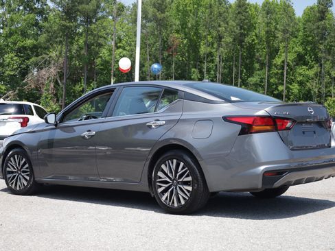 Used 2024 Nissan Altima 2.5 SV FWD image 2