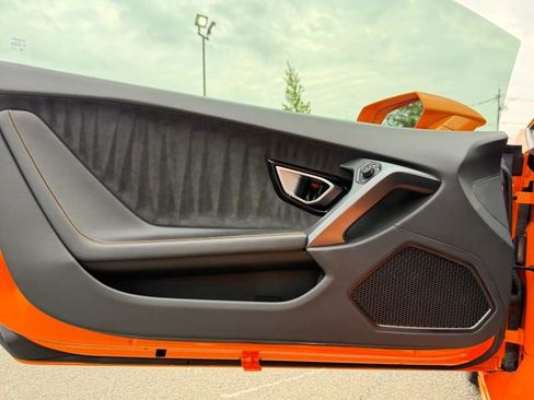 Used 2019 Lamborghini Huracan LP 580-2 RWD image 9