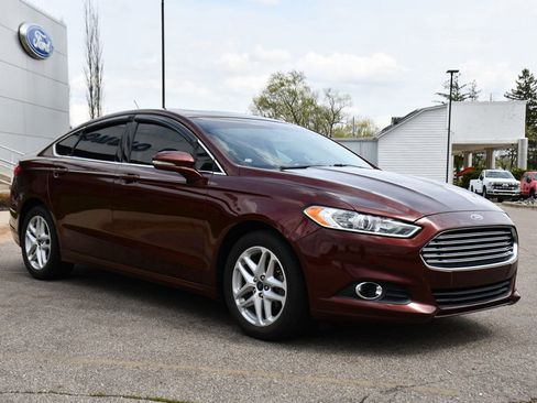 Used 2016 Ford Fusion SE w/ Equipment Group 202A FWD image 9