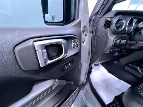 Used 2022 Jeep Wrangler Unlimited Sahara w/ Cold Weather Group AWD/4WD image 12