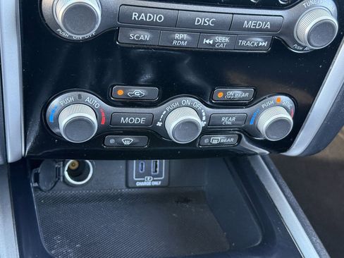 Used 2020 Nissan Pathfinder SV image 29