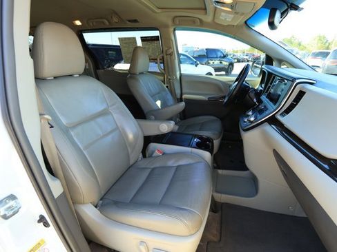 Used 2017 Toyota Sienna XLE image 28