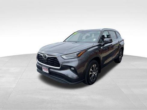 Used 2022 Toyota Highlander XLE image 3