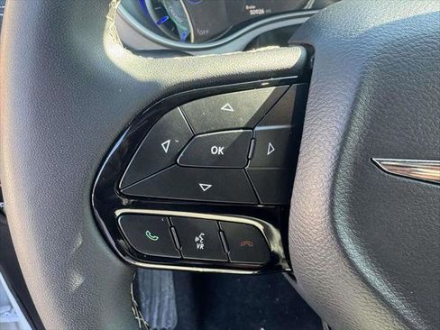 Used 2024 Chrysler Pacifica Limited image 19