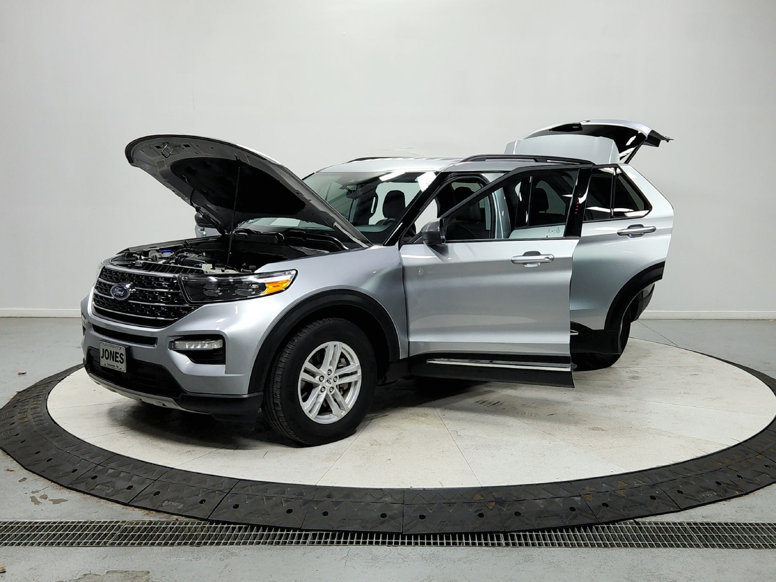 Used 2023 Ford Explorer XLT w/ Equipment Group 202A RWD image 12