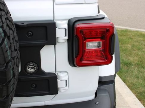 Used 2025 Jeep Wrangler Unlimited Rubicon AWD/4WD image 36