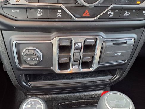 Used 2022 Jeep Wrangler Unlimited Sahara AWD/4WD image 15