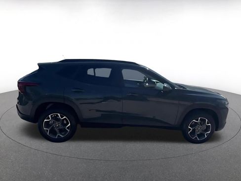 Used 2025 Chevrolet Trax LT w/ LT Convenience Package image 16