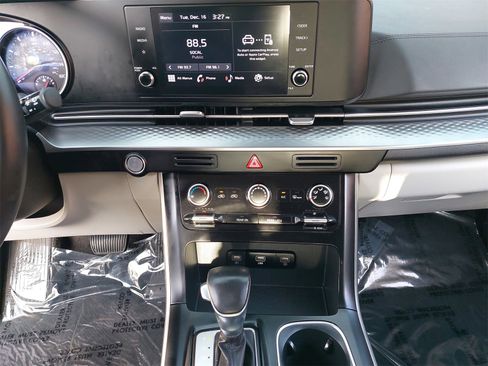 Certified 2024 Kia Carnival LX image 23