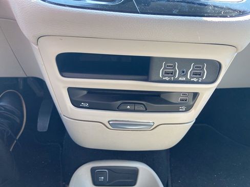 Used 2022 Chrysler Pacifica Touring-L w/ Uconnect Theater Family Group FWD image 22