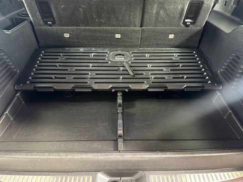 Used 2019 Chevrolet Suburban LT image 7