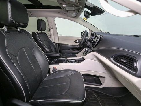 Used 2023 Chrysler Pacifica Limited image 17