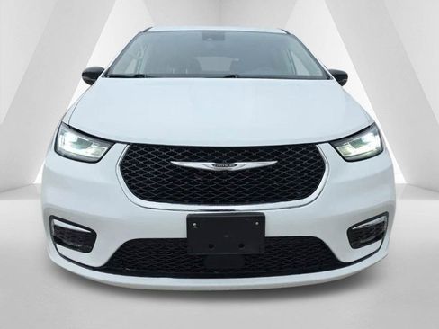 Used 2024 Chrysler Pacifica Select image 2