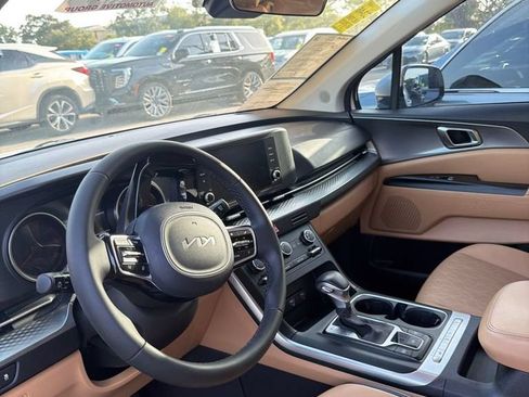Used 2023 Kia Carnival LX FWD image 5