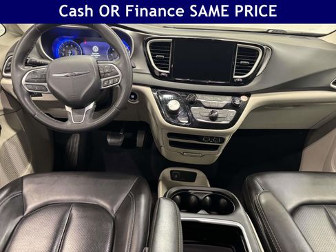 Used 2023 Chrysler Pacifica Touring-L FWD image 2