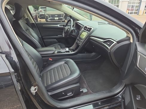 Used 2017 Ford Fusion SE w/ Equipment Group 201A FWD image 28