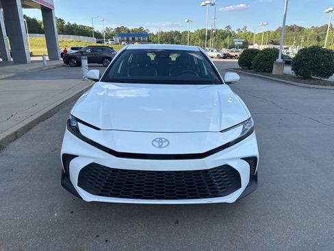 Used 2025 Toyota Camry SE image 4