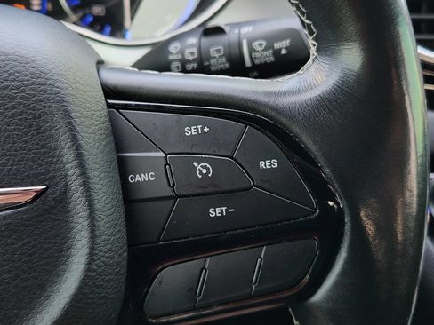 Used 2020 Chrysler Pacifica Touring w/ S Appearance Package FWD image 28