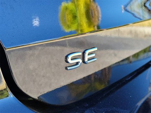 Certified 2025 Volkswagen Taos SE image 5