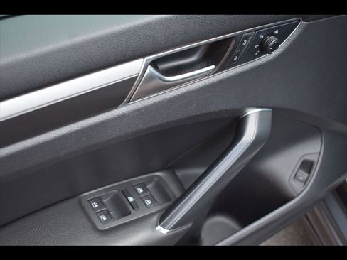 Used 2018 Volkswagen Passat 2.0T R-Line image 19