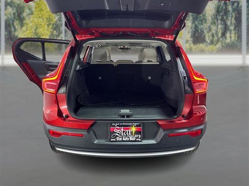 Used 2021 Volvo XC40 T5 Momentum image 12