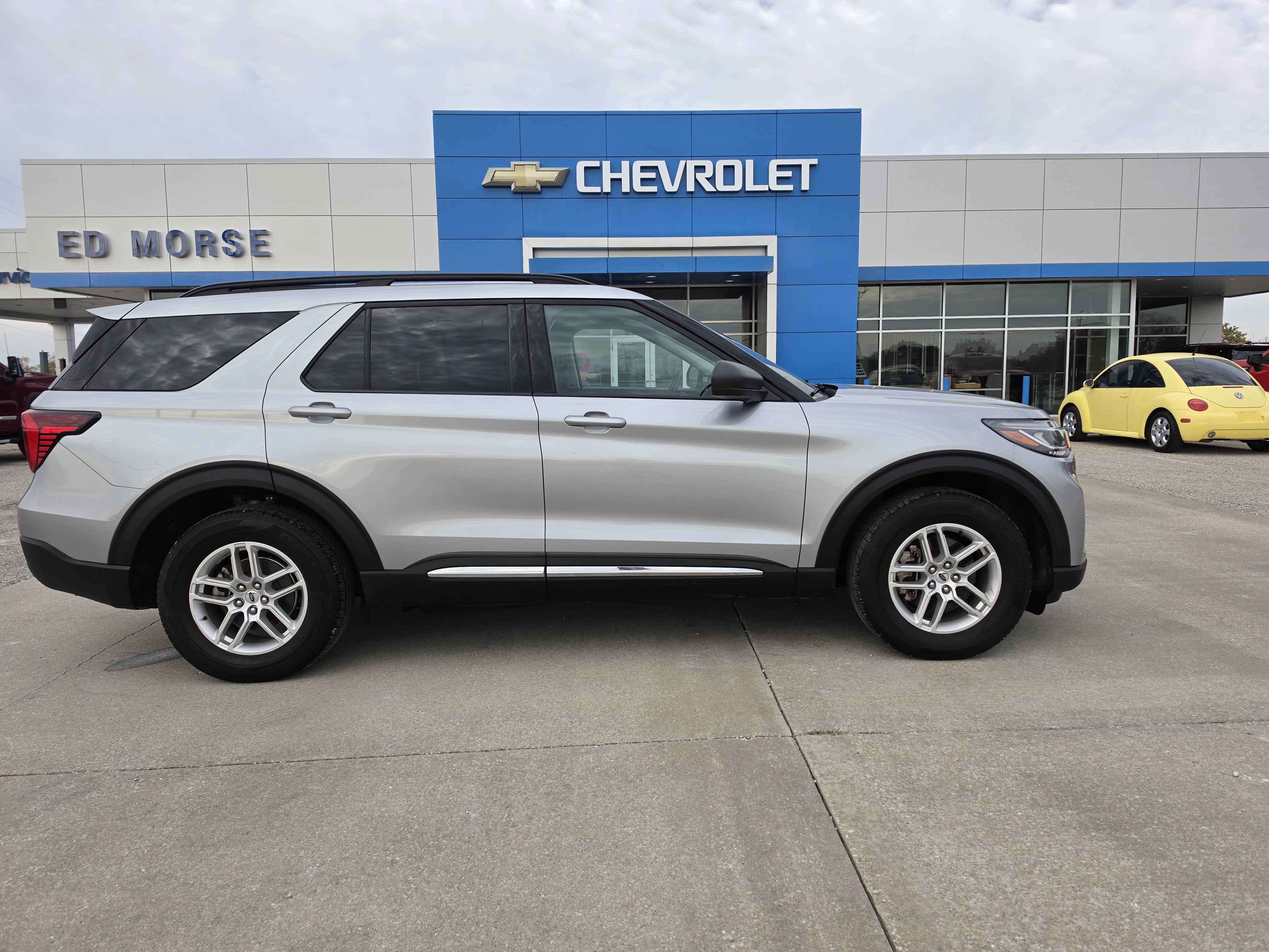 Used 2025 Ford Explorer Active AWD/4WD image 2